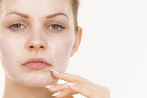 Mujer Joven Con Crema Cosmética Máscara Humedad Cara Tratamiento Belleza —  Fotos de Stock