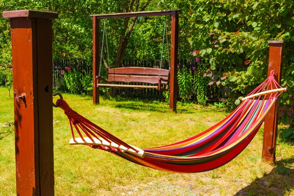 ハンモックと庭で休息のためのスイング — ストック写真