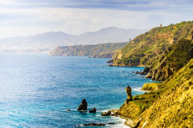 Endülüs 'teki İspanyol kıyı manzarası. Maro Cerro Gordo Doğal Parkı 'nın kayalıkları, Maro ve Nerja yakınlarında, Malaga, Costa Del Sol, İspanya.