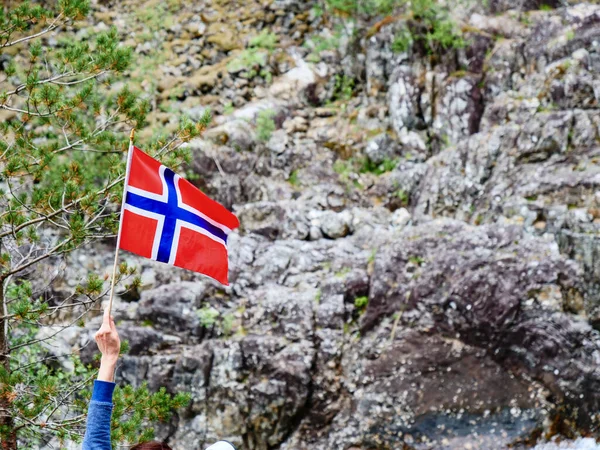 Mano Turistica Tenuta Bandiera Norvegese All Aperto Contro Rocce Natura — Foto Stock