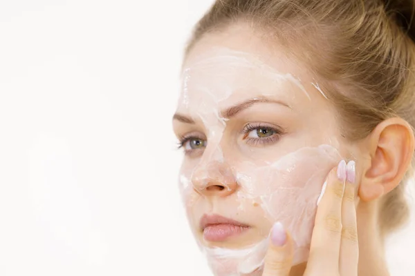 Mujer Joven Aplicando Crema Facial Cosmética Mascarilla Hidratante Cara Piel —  Fotos de Stock