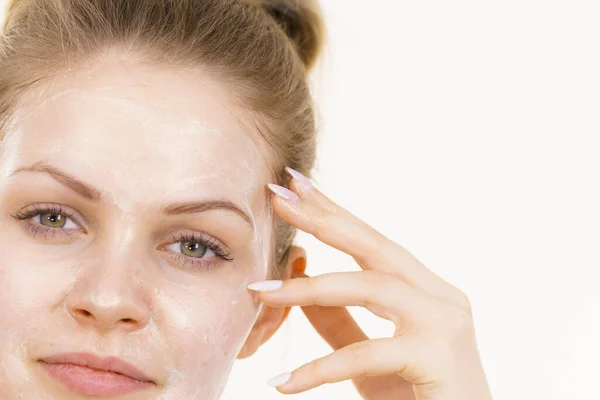 Jonge Vrouw Met Crème Cosmetische Masker Vocht Haar Gezicht Schoonheidsbehandeling — Stockfoto