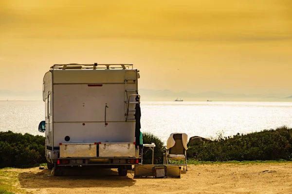 Wohnmobil Wohnwagen Der Mittelmeerküste Spanien Wildes Zelten Naturstrand Urlaub Und — Stockfoto