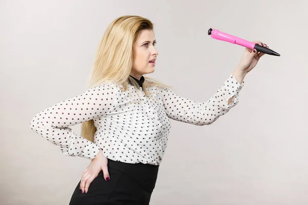 Mujer Sosteniendo Una Gran Pluma Sobredimensionada Estudio Sobre Fondo Claro —  Fotos de Stock