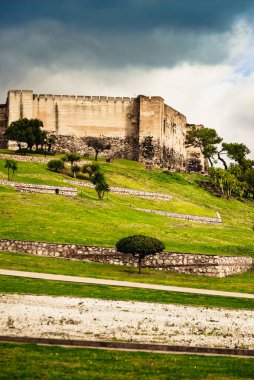 Fuengirola 'daki Sohail Kalesi, Malaga İspanya. Turistik bir yer, ziyaret edilecek bir yer. Costa del Sol 'da tatiller.