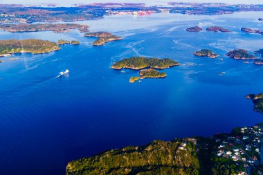 Uçaktan Norveç fiyortlarına kadar manzarayı izleyin. Norveç İskandinavya üzerinde uçan uçaklar.