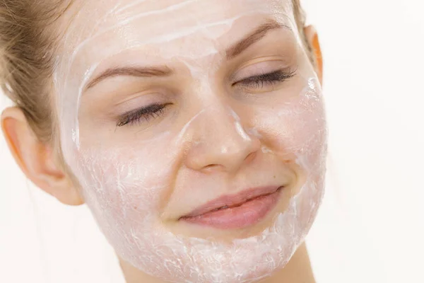 Ung Kvinna Med Grädde Kosmetiska Maskera Fukt Ansiktet Skönhetsbehandling Hudvård — Stockfoto