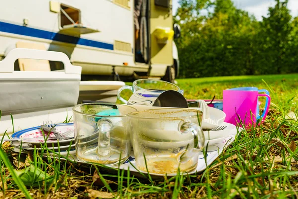 キャンパー車に対する汚れた料理屋外 新鮮な空気を洗う 自然へのキャンプ 外での食器洗い — ストック写真