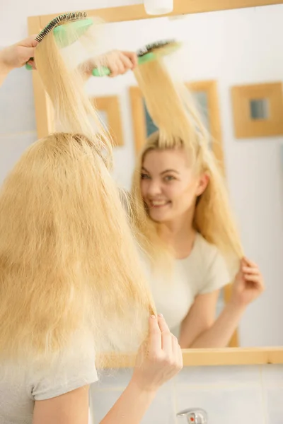 Ευτυχισμένη Γυναίκα Χτενίζει Μαλλιά Της Βούρτσα Νεαρή Χαμογελαστή Γυναίκα Φυσική — Φωτογραφία Αρχείου