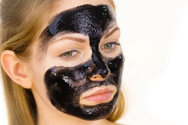 Jonge Vrouw Die Carbo Detox Zwart Masker Haar Gezicht Aanbrengt — Stockfoto