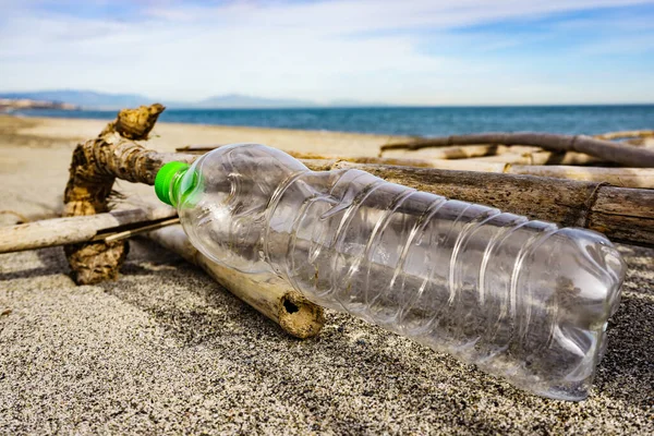 Botella Agua Vacía Plástico Abandonada Playa Contaminación Ambiental Problema Ecológico — Foto de Stock