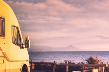 Kamp aracı, İspanya 'nın Akdeniz kıyısındaki eğlence aracı. Doğa plajında kamp yapmak. Tatiller ve karavanla seyahat.