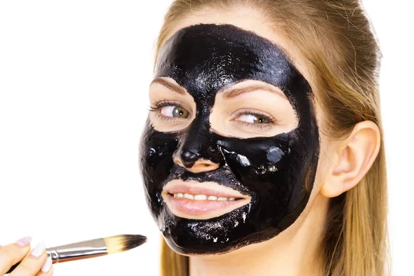 Ung Kvinna Applicera Med Borste Svart Detox Skala Mask Till — Stockfoto