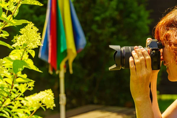 Wanita Dengan Kamera Mengambil Foto Bunga — Stok Foto