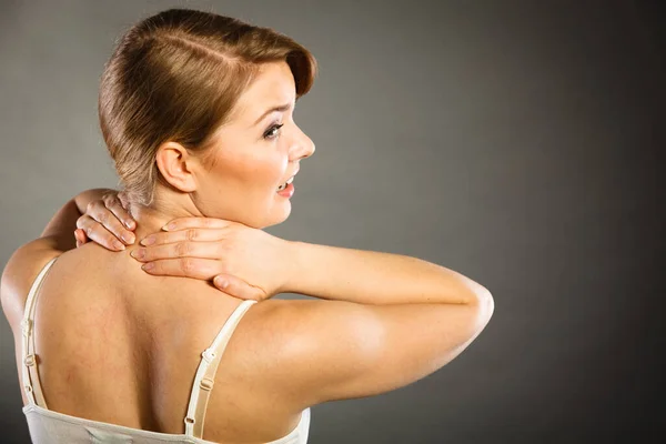 Sensación Agotamiento Enfermedad Espalda Columna Vertebral Una Mujer Con Mucho — Foto de Stock