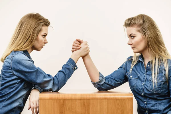 Duas Mulheres Competitivas Sérias Tendo Braço Luta Competir Uns Com — Fotografia de Stock