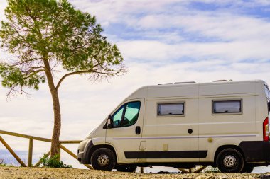 İspanya sahilinde bir kamp aracı, Maro Cerro Gordo 'nun sahil kayalıkları. Costa del Sol, Endülüs İspanya. Sıcak kış seyahatlerine çıkıyorlar..