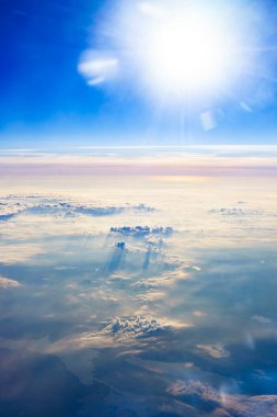 Uçak penceresinden bulutlara görüntüle