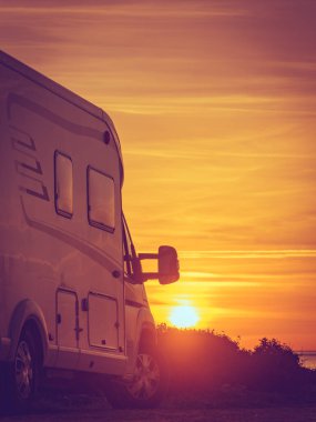 Akdeniz kıyısı Costa del Sol, Endülüs İspanya 'da gün doğumunda karavan. Doğa plajında kamp yapmak. Tatil ve karavanda yolculuk.