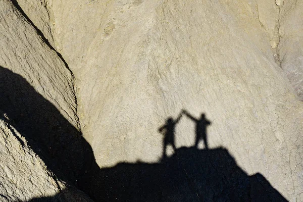 Shadow Two People Rock Hiking Stone Mountains Couple Holdings Hands — Stock Photo, Image