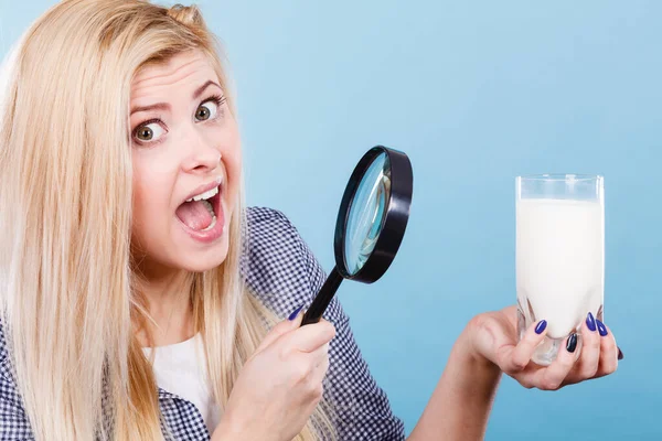 Здоровые Напитки Хорошее Питание Молочные Ингредиенты Концепции Женщина Смотрит Молоко — стоковое фото