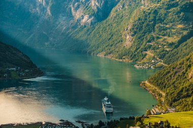 Fjord Geirangerfjord yolcu gemisi ile, Flydalsjuvet bakış açısından, Norveç. Seyahat hedefi