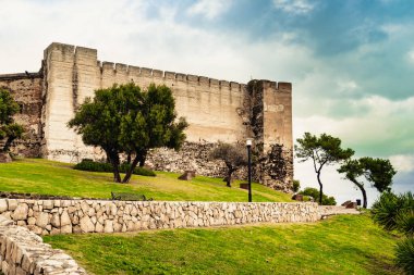 Fuengirola 'daki Sohail Kalesi, Malaga İspanya. Turistik bir yer, ziyaret edilecek bir yer. Costa del Sol 'da tatiller.