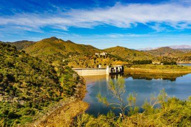 İspanyol manzarası. Casasola Barajı ve çevresindeki kırsal bölge, Endülüs, İspanya