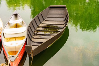 Nehir suyunda demirli tekneler