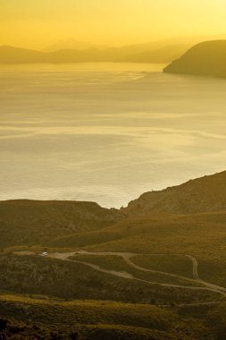 Gün batımında kıyı manzarası, Almeria, Endülüs İspanya 'da Mesa Roldan burnu. Cabo de Gata Doğal Parkı.