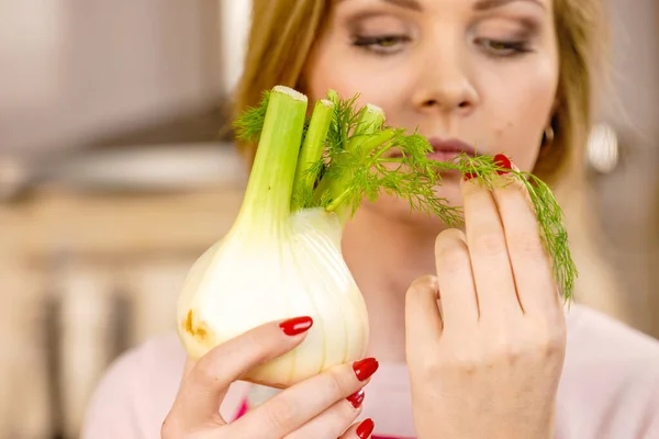 Kobieta Kuchni Trzyma Zielone Świeże Surowe Warzywa Kopru Włoskiego Gospodyni — Zdjęcie stockowe