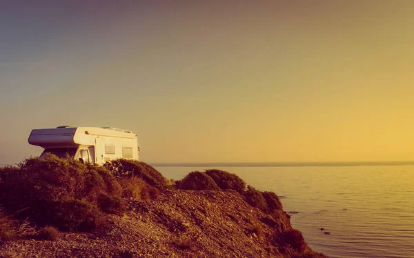 Camper Auto Campeggio Sulla Scogliera Sopra Cabezo Negro Spiaggia Paesaggio — Foto Stock