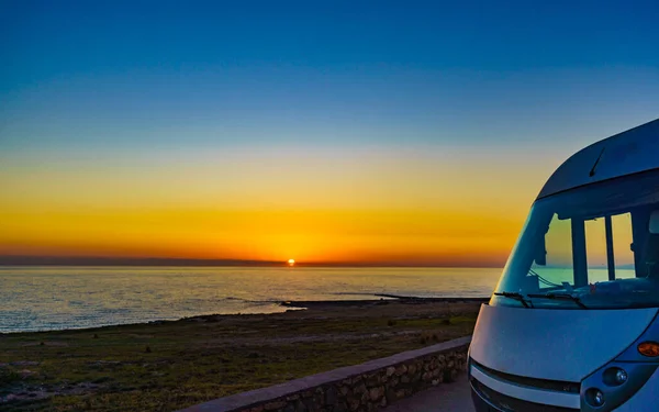 スペインの地中海沿岸の日没時にキャンパーレクリエーション車両 自然の中でキャンプ モーターホームでの休暇と旅行 — ストック写真