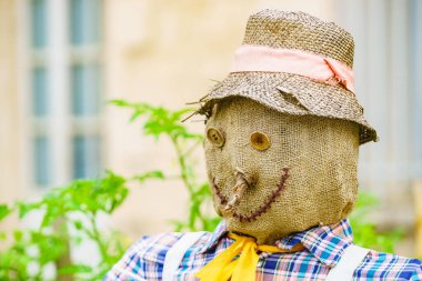 Mutlu bebek, el yapımı korkuluk. Bahçede dekorasyon