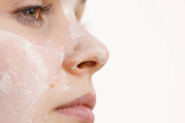 Giovane Donna Con Crema Cosmetica Maschera Umidità Sul Viso Trattamento — Foto Stock