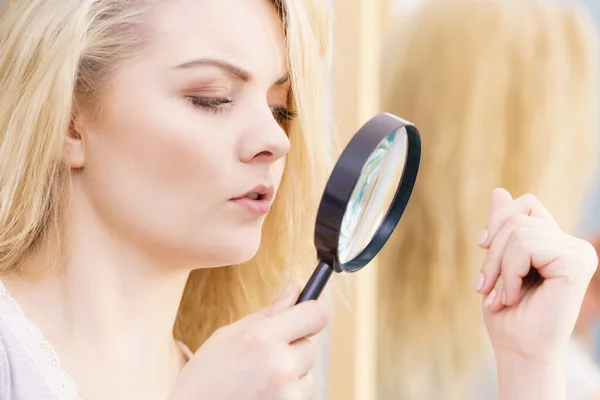 Split Ends Problem Trockenwirkung Haarpflegekonzept Unglückliche Blondine Betrachtet Zerstörtes Haar — Stockfoto