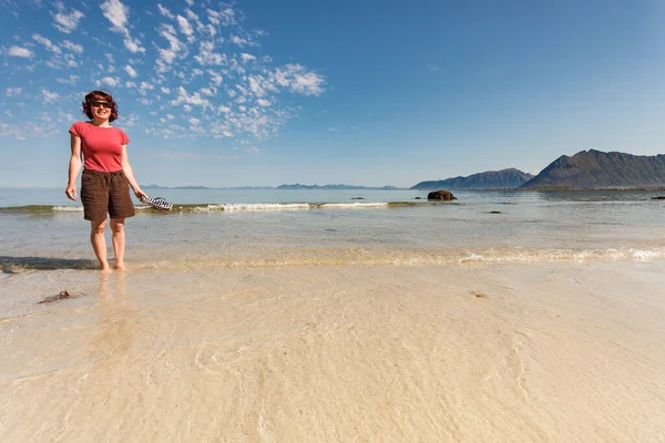 Touristin Entspannt Beim Spazierengehen Ufer Des Meeres Küste Der Insel — Stockfoto
