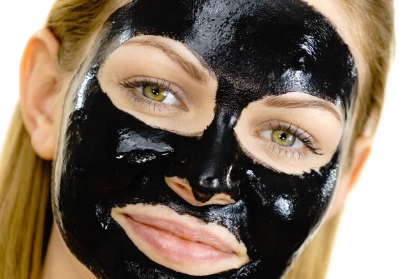 Ung Kvinna Med Carbo Detox Svart Peel Mask Ansiktet Vitt — Stockfoto