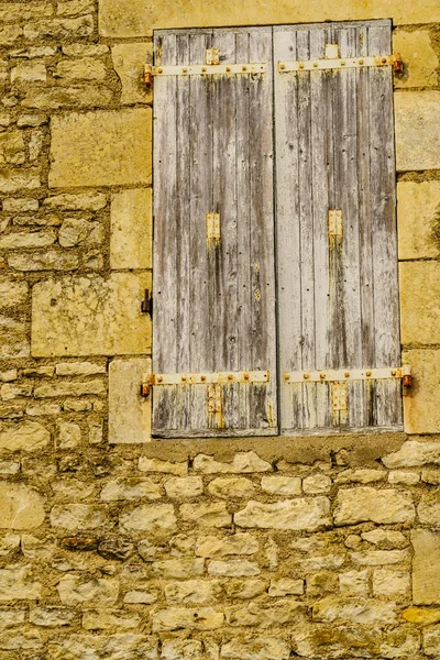 古い木製のシャッター窓 フランスの伝統的な石造りの建物 — ストック写真