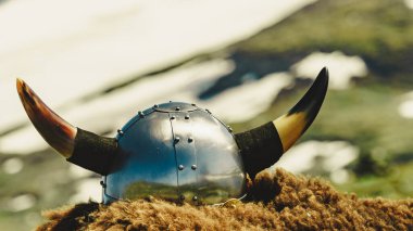 Norveç'te dağlar doğa viking kask ve kahverengi kürk. Turizm ve seyahat konsepti