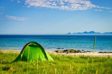 Yazın deniz kıyısında çadır. Okyanus kıyısında kamp yapmak. Lofoten takımadaları Norveç. Tatil ve seyahat.
