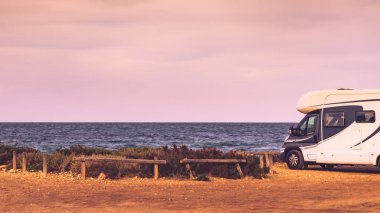 Kamp aracı, İspanya 'nın Akdeniz kıyısındaki eğlence aracı. Doğa plajında kamp yapmak. Tatiller ve karavanla seyahat.