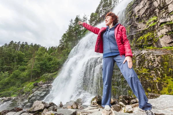 Mujer Turista Svandalsfossen Noruega Poderosa Cascada Montañas Noruegas Ruta Nacional — Foto de Stock