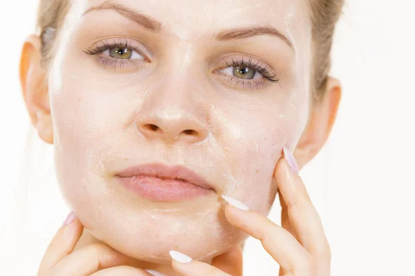 Mulher Jovem Com Creme Cosmético Máscara Umidade Seu Rosto Tratamento — Fotografia de Stock