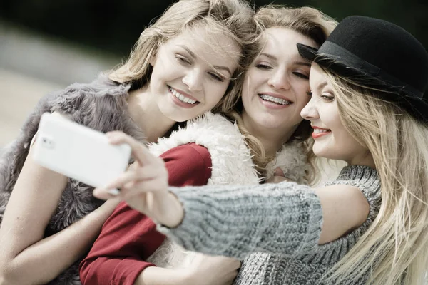 Drie Vrouwen Nemen Selfies Plezier Buiten Met Behulp Van Smartphone — Stockfoto