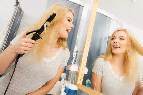 Pozytywna Młoda Kobieta Przygotowuje Blond Włosy Używając Spinki Włosów Łazience — Zdjęcie stockowe