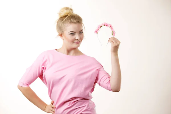 Gelukkig Positieve Vrolijke Glimlachende Vrouw Roze Jurk Met Blond Haar — Stockfoto