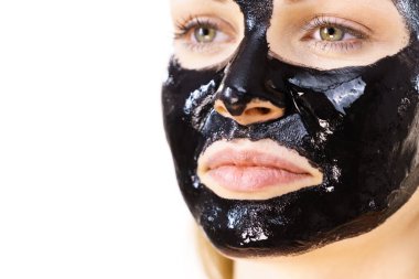 Yüzünde kozmetik olan genç bir kadın, karbonhidrat temizleme maskesi. Spa tedavisi. Cilt bakımı.