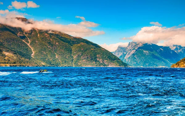 Paisagem Norueguesa Montanhas Fiorde Com Barco Balsa — Fotografia de Stock