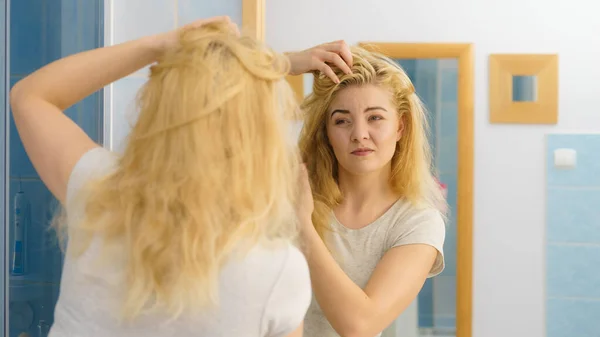 Mujer Rubia Que Tiene Problemas Con Cabello Graso Grasa Mirándose — Foto de Stock